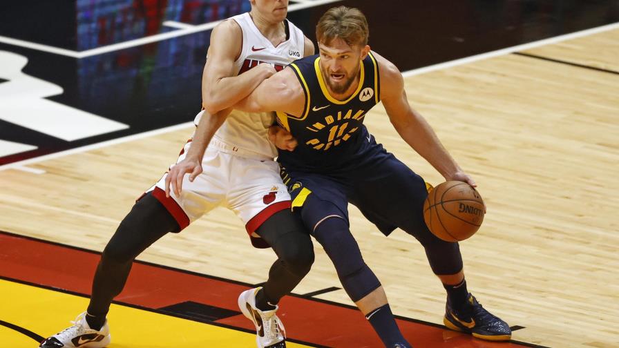 Triples de Holiday lideran victoria de Pacers en Miami