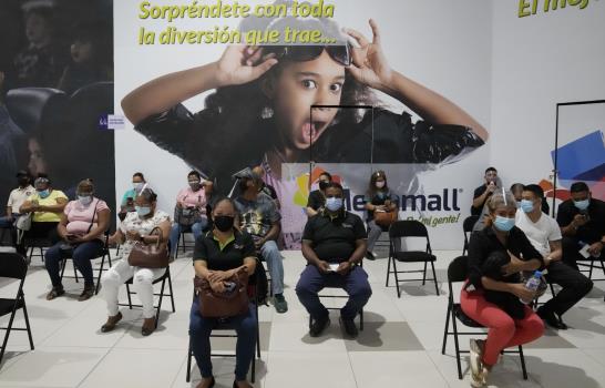 Panamá comienza a vacunar a mujeres jóvenes con AstraZeneca Panamá comienza a vacunar a mujeres jóvenes con AstraZeneca