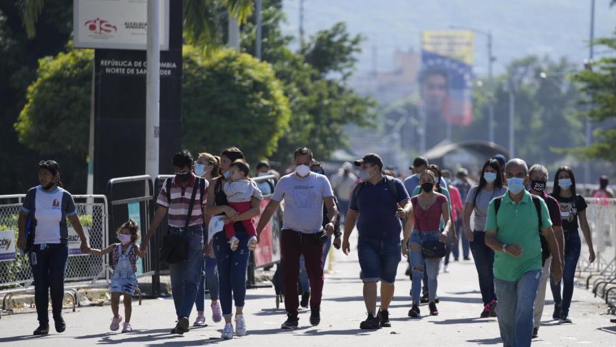 Venezolanos cruzan a Colombia por vacunas contra COVID-19