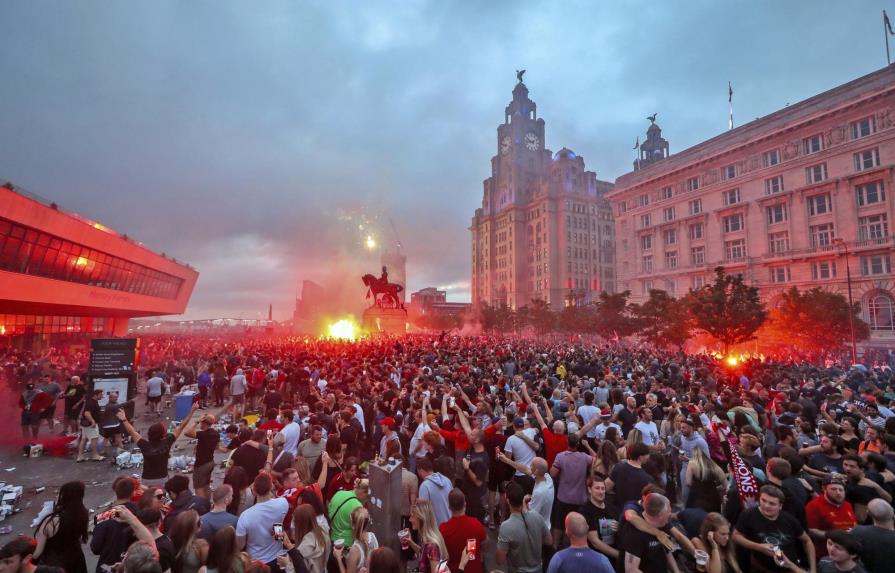 Equipo Liverpool condena conducta de aficionados en festejos