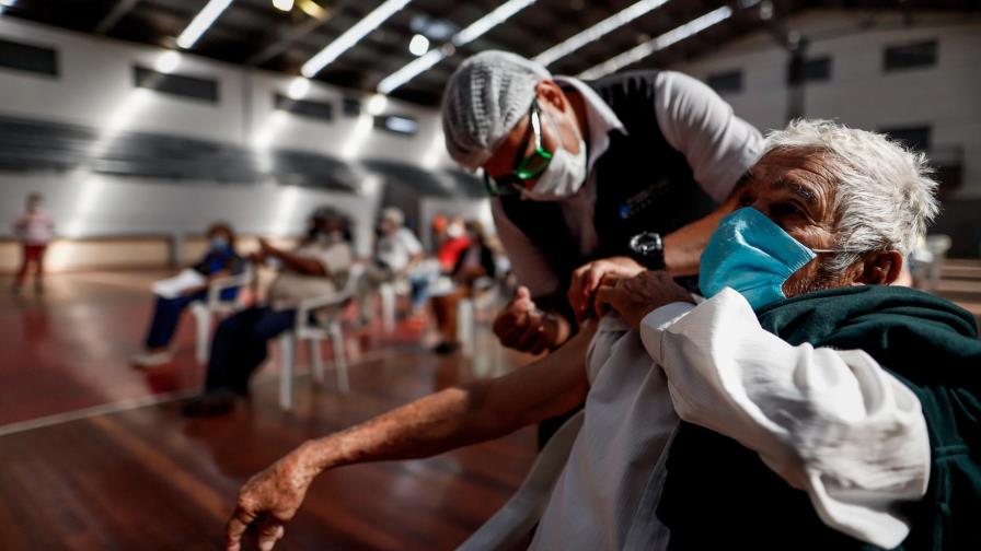 Vacuna contra coronavirus y gripe ilusiona, mientras América quiere más inmunidad