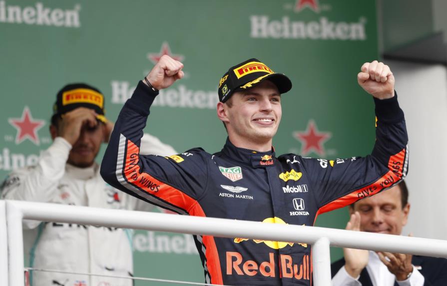 Verstappen gana GP de Brasil; los Ferrari se autodestruyen