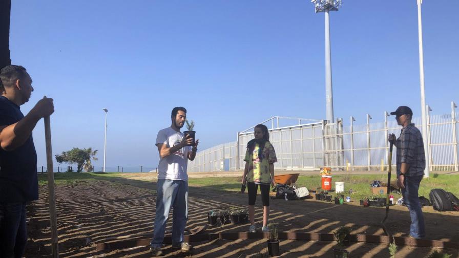 Rehabilitan jardín destruido por Patrulla Fronteriza