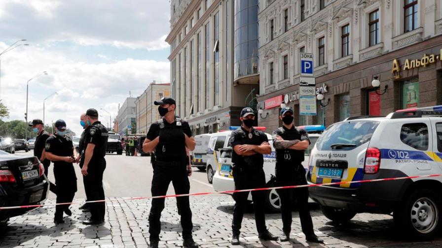 Un hombre que dice tener una bomba se atrinchera en un banco de Kiev