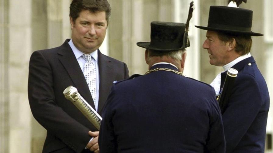 Exasistente del príncipe Carlos es acusado de vender honores