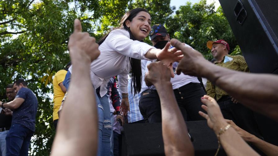 Cientos protestan por inhabilitación de candidato venezolano