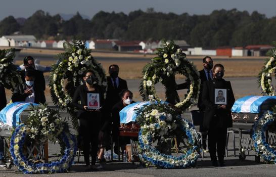 Guatemala inicia funerales de migrantes asesinados en México