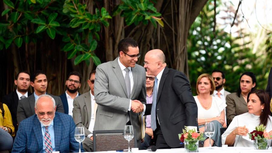 Ministro de Economía anuncia apoyo a Domínguez Brito Ministro de Economía anuncia apoyo a Domínguez Brito