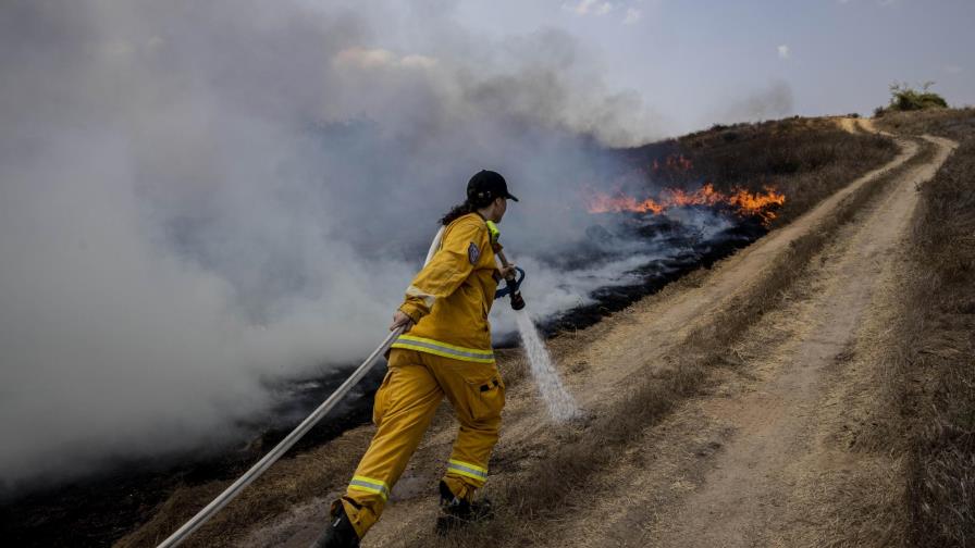 Israel bombardea Gaza en respuesta a globos incendiarios