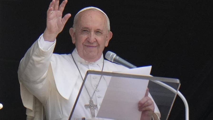 El papa Francisco continúa hospitalizado tras una cirugía