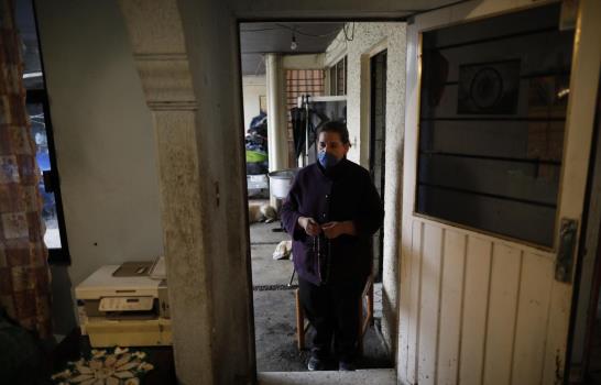 Sin misa ni abrazos; el funeral de un católico en México