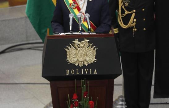 Presidente de Bolivia celebra feriado y critica a antecesora