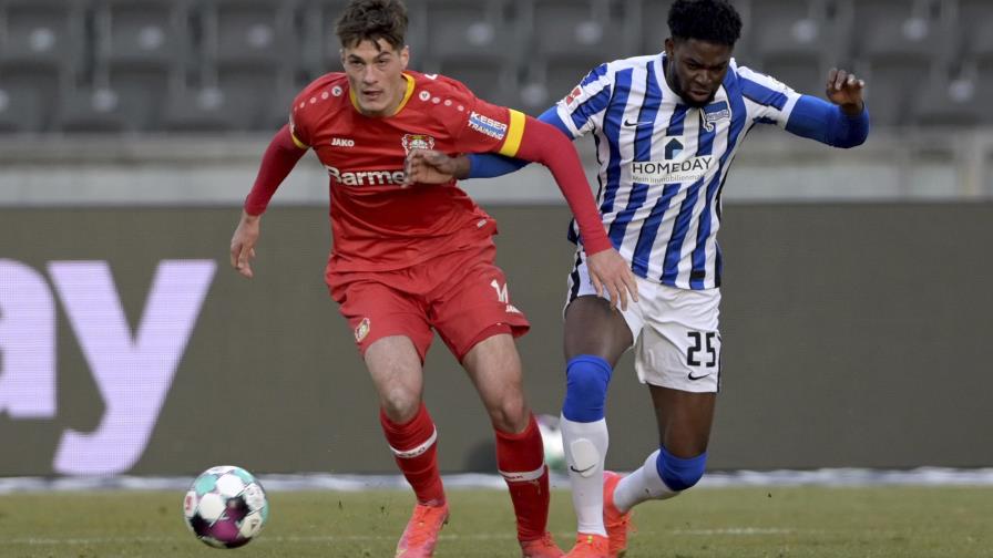 Hertha castiga 3-0 a Leverkusen y sale del descenso