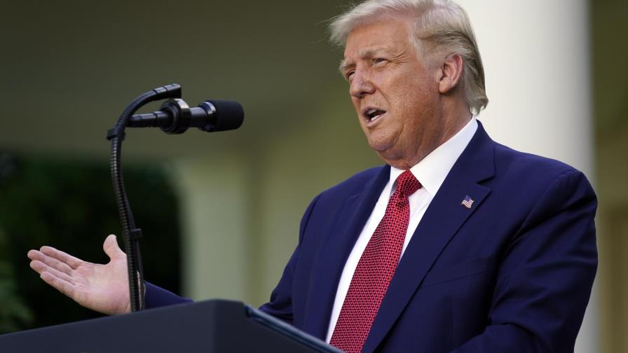 Trump firma ley contra China, ataca a Biden