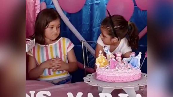 Niña del video viral pide disculpas a su hermana por apagar vela en su cumpleaños