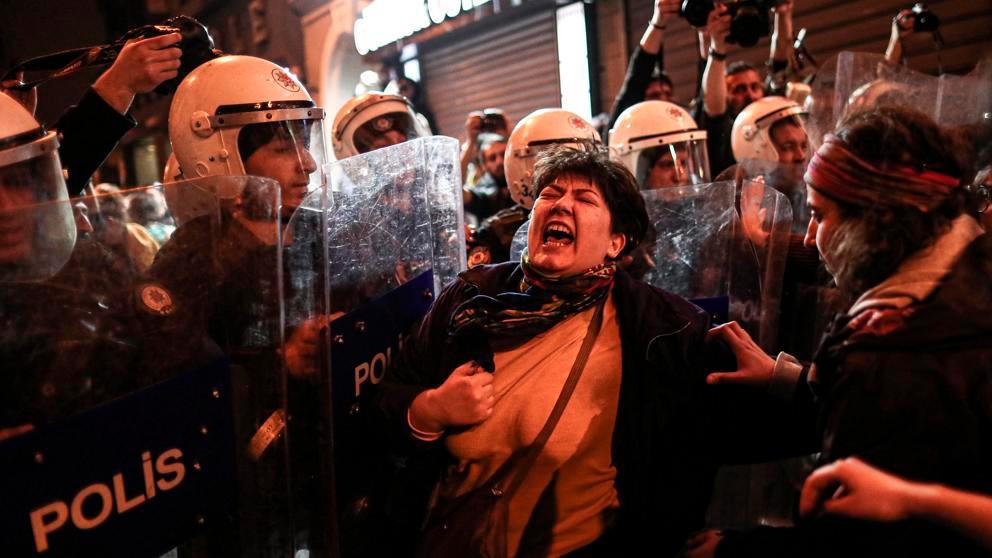 La Policía turca tira gas lacrimógeno contra mujeres manifestantes