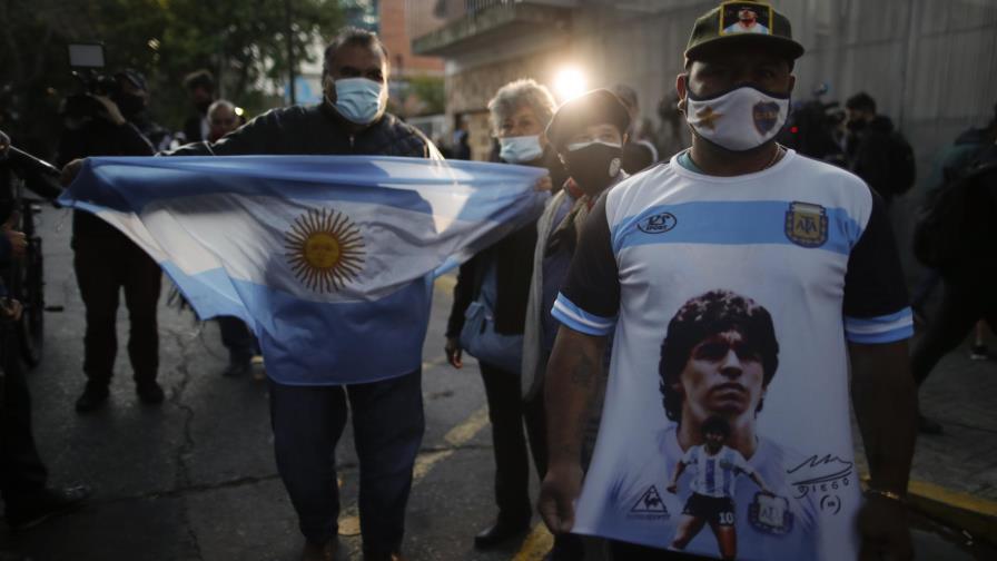 Maradona mejora y desea abandonar la clínica