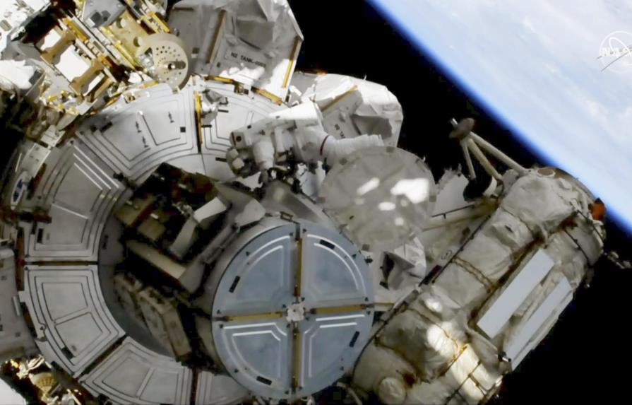 Reemplazan baterías en Estación Espacial Internacional