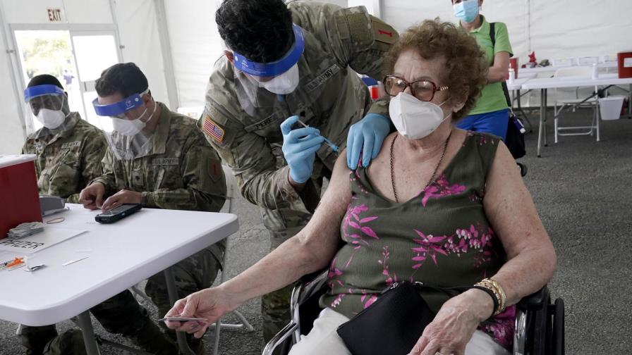 Florida: Polémica por vacunas COVID a personas adineradas