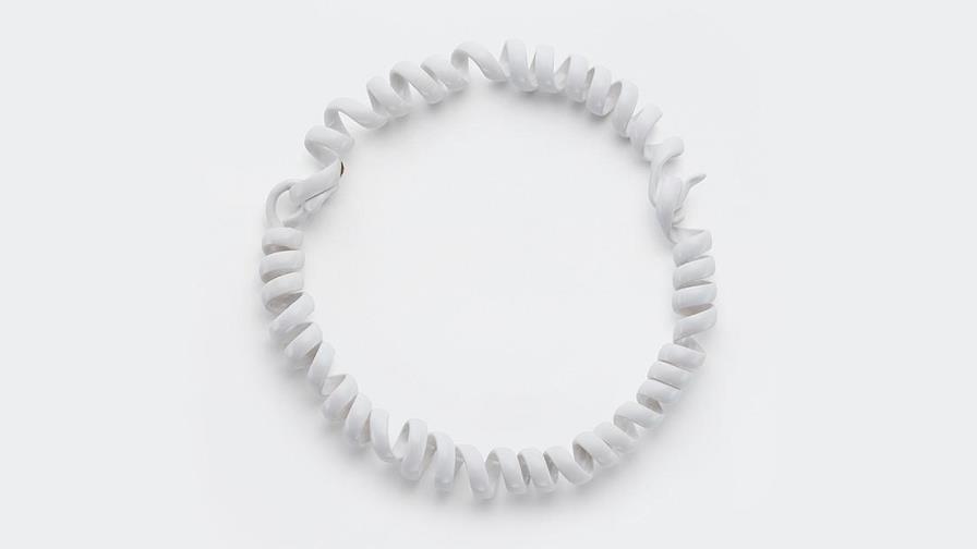 Collar similar a cable telefónico es vendido por más 2,000 dólares