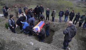 Armenia intenta resolver crisis política tras tregua