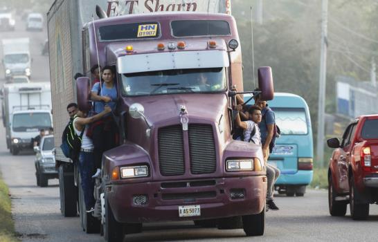 Cientos de migrantes llegan a Guatemala en su camino a EEUU