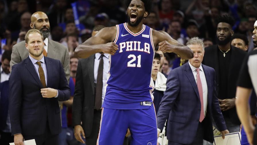Embiid y Towns riñen, en triunfo de 76ers sobre Wolves