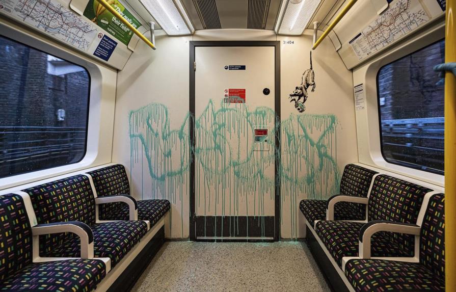 Metro de Londres borra grafitis de Banksy sobre COVID-19