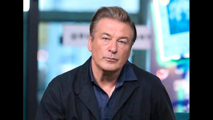 El asistente que entregó la pistola a Alec Baldwin dice que no la revisó