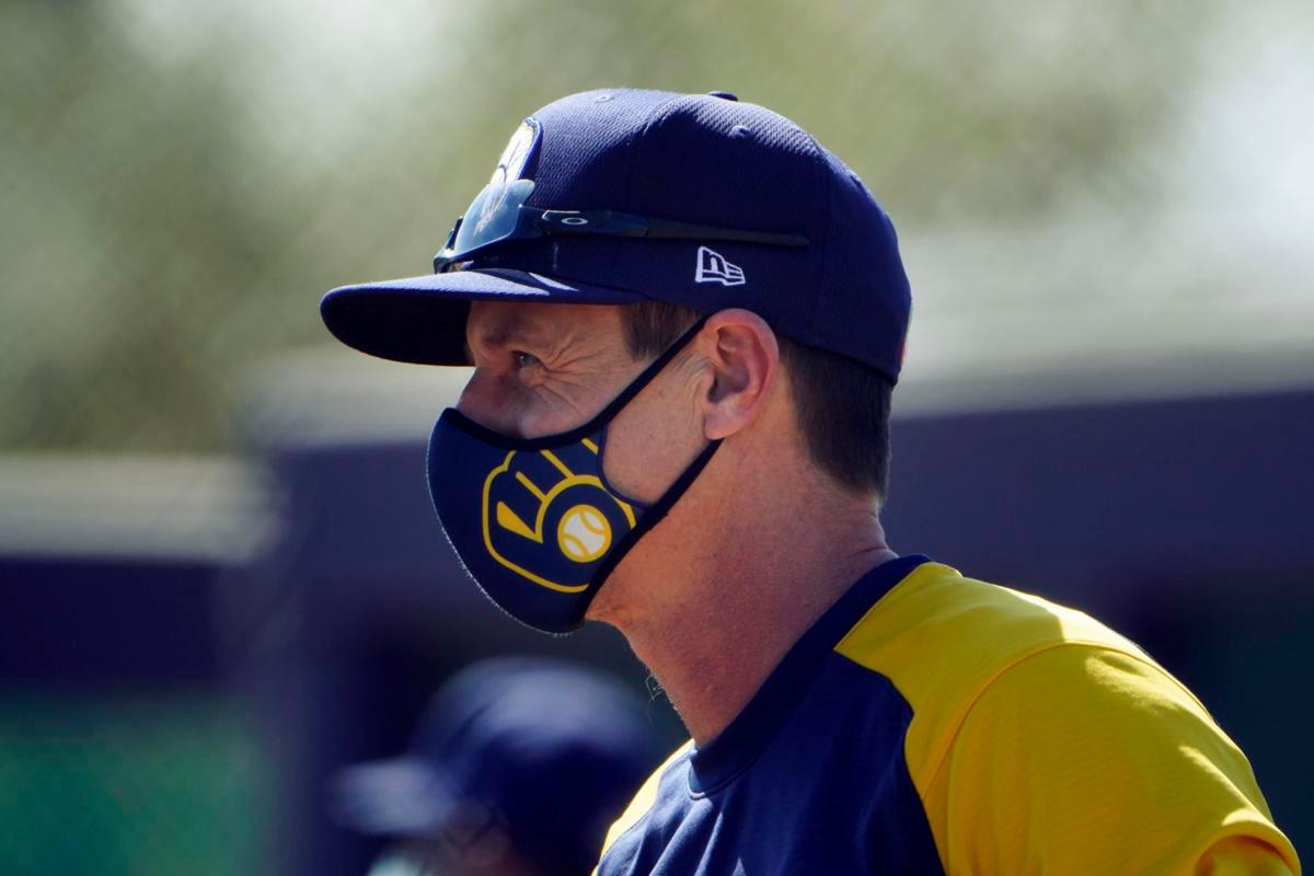 El gerente de los Cerveceros, Craig Counsell, observa los ejercicios de entrenamiento de primavera el mes pasado en Phoenix.