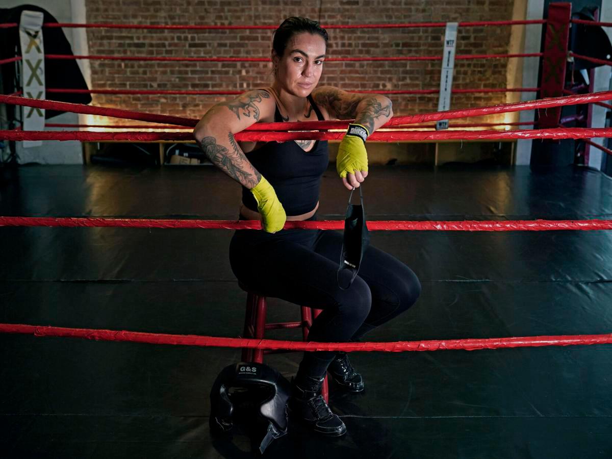 La boxeadora Melody “Mel” Popravak, entrena en el garaje de un amigo. “Estoy decidida a no darme por vencida y seguir avanzando para ser profesional”, dijo Popravak