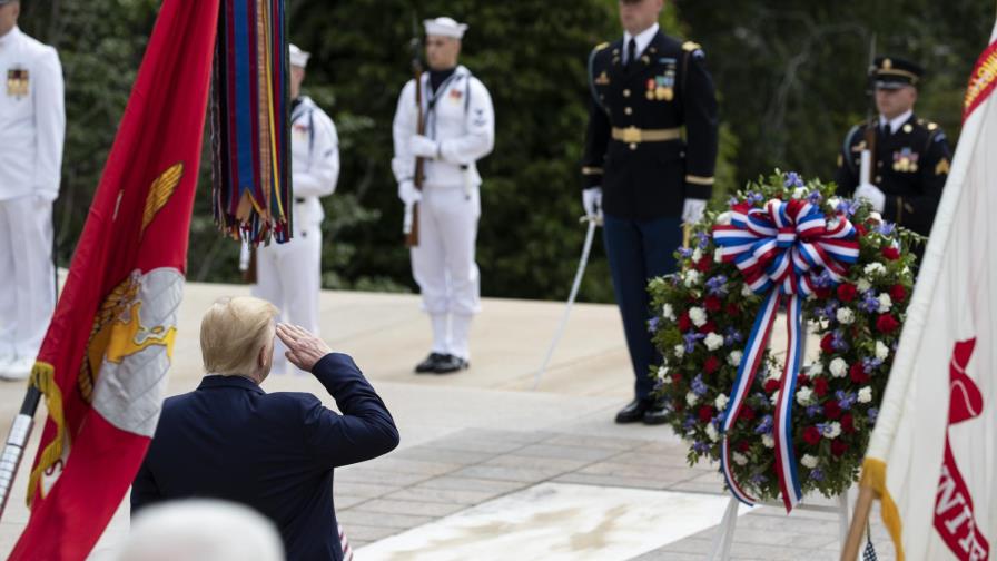 Trump conmemora Día de los Caídos en Guerras en Arlington