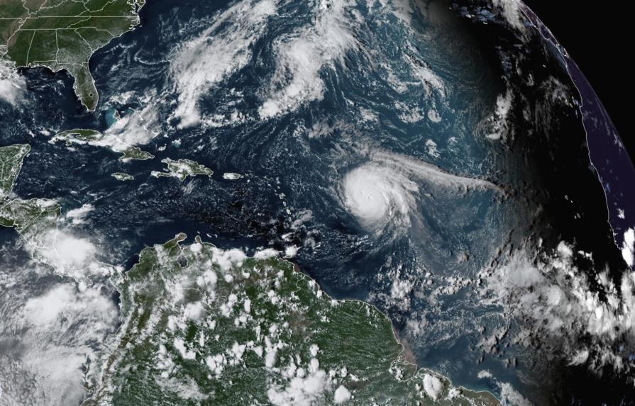 Huracán Sam provocará oleaje intenso en costa este de EEUU