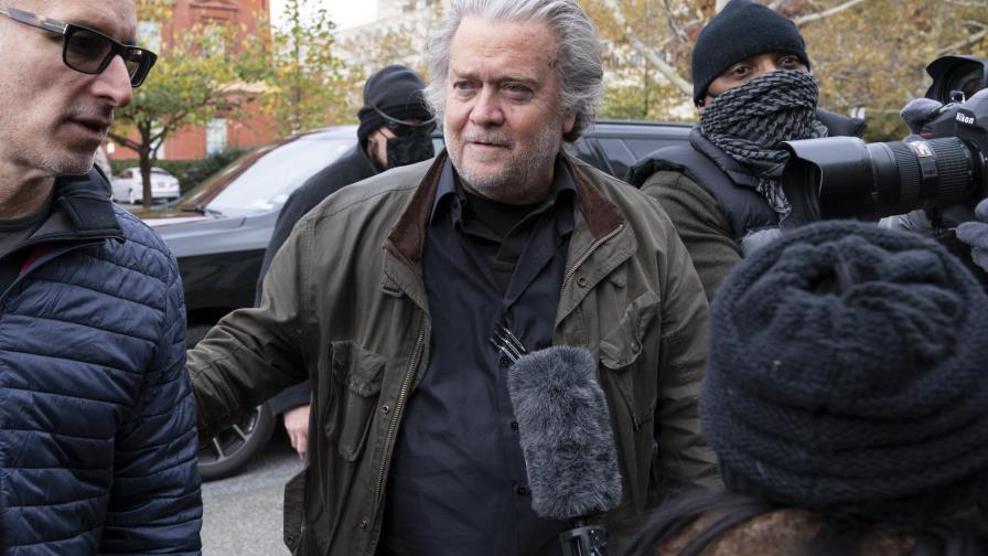 Bannon se entrega, tras ignorar citación de Congreso Bannon se entrega, tras ignorar citación de Congreso