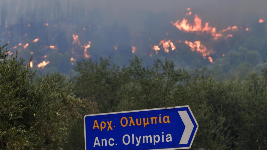Grecia evacúa isla mientras bomberos combaten incendios