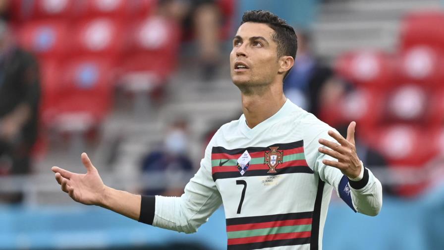 UEFA pide a jugadores no retirar botellas de patrocinadores