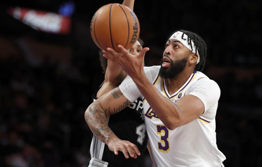 Con 34 puntos de Davis, Lakers doblegan a Spurs