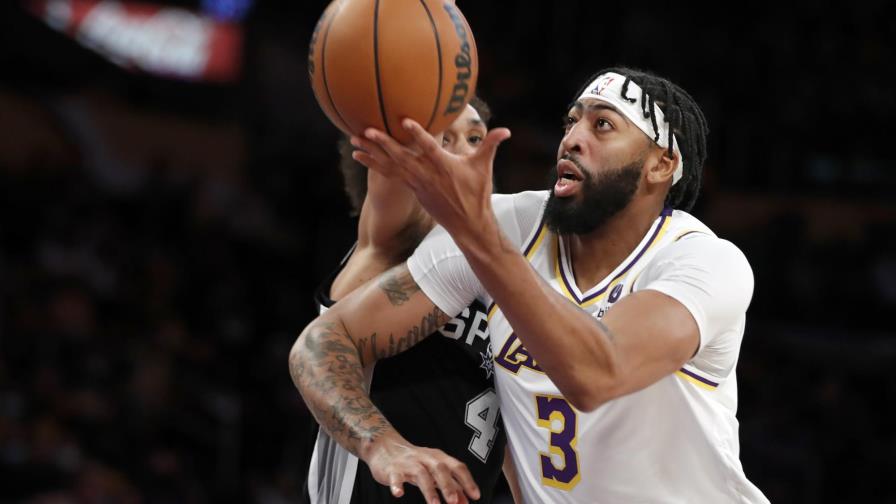 Con 34 puntos de Davis, Lakers doblegan a Spurs