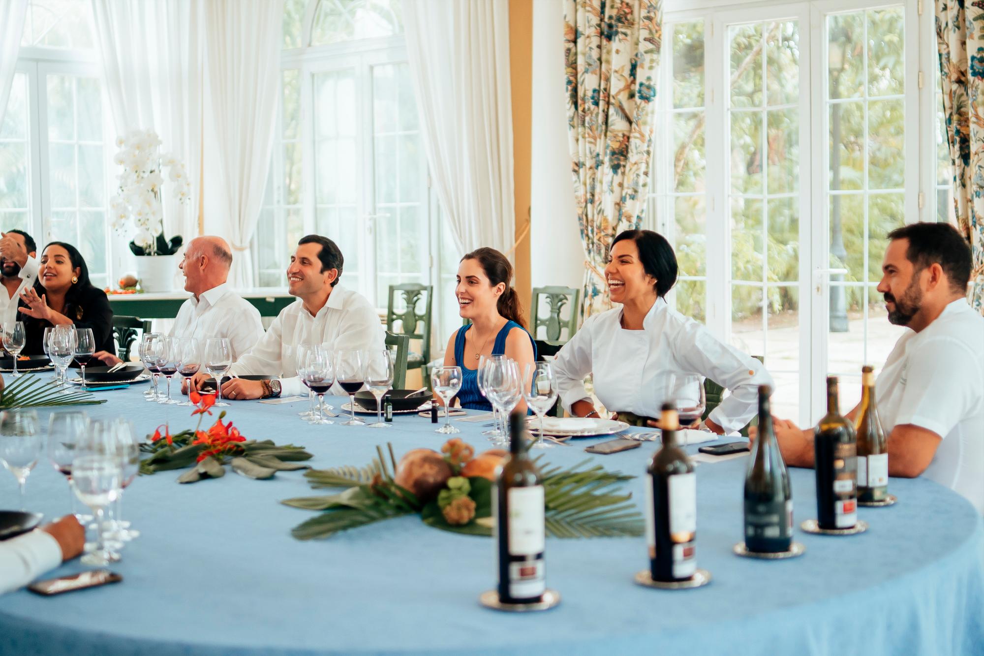 Invitados en el almuerzo ofrecido por la Embajada de España en RD para presentar las Bodegas Comenge.