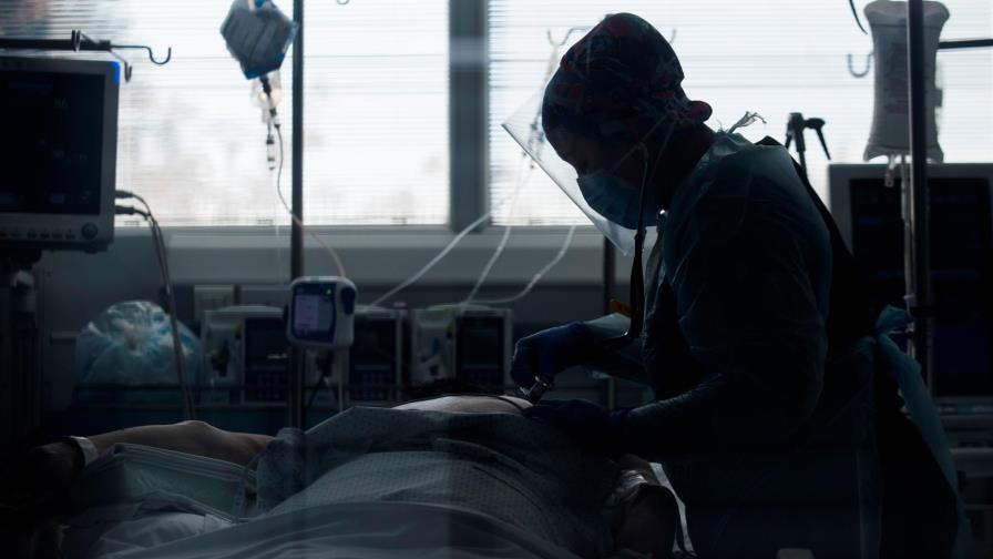 ¿Por qué la pandemia no remite en Chile pese a la exitosa vacunación?