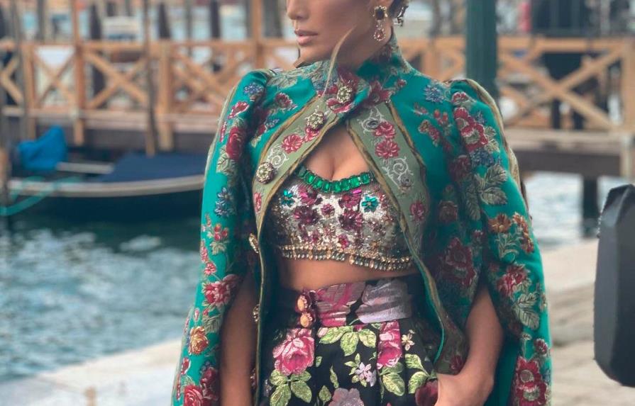 Jennifer Lopez brilla con este look en Venecia durante desfile de Dolce & Gabbana