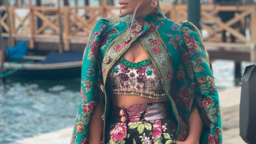 Jennifer Lopez brilla con este look en Venecia durante desfile de Dolce & Gabbana