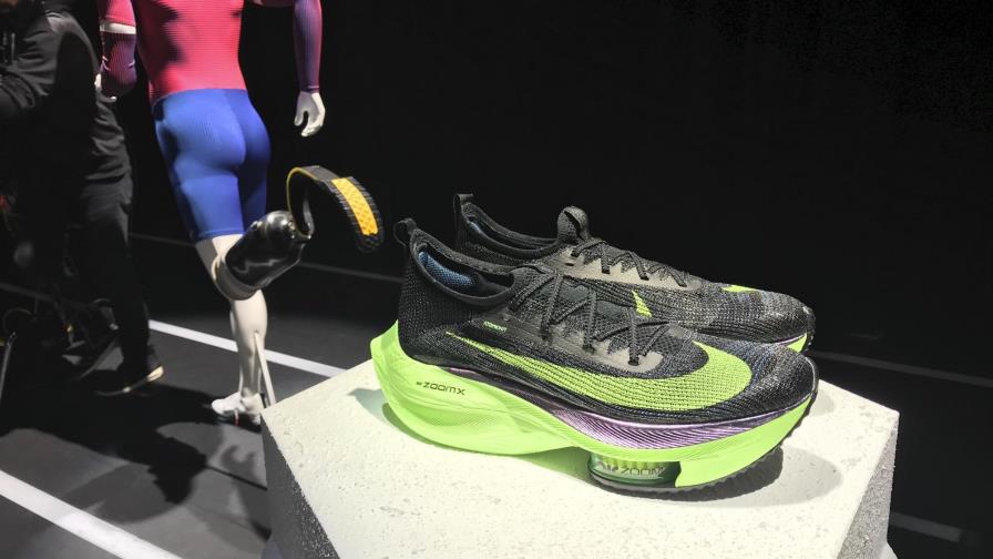 Yeshaneh bate récord de media maratón con zapatillas Nike