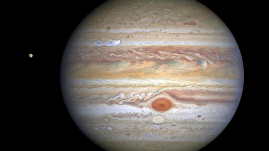 Hubble toma nuevo foto a Júpiter y su luna Europa