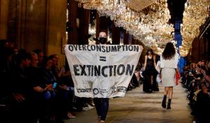 Una activista irrumpe en un desfile de moda de Louis Vuitton en París