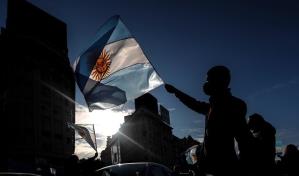 Miles de argentinos omiten distanciamiento y le hacen banderazo al Gobierno