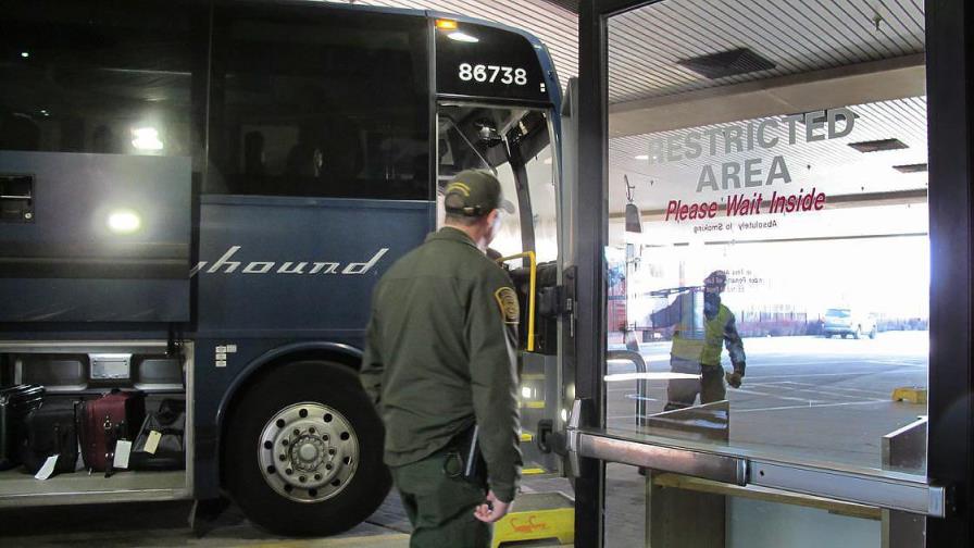 Memo de CBP desmiente a Greyhound sobre agentes en autobuses Memo de CBP desmiente a Greyhound sobre agentes en autobuses