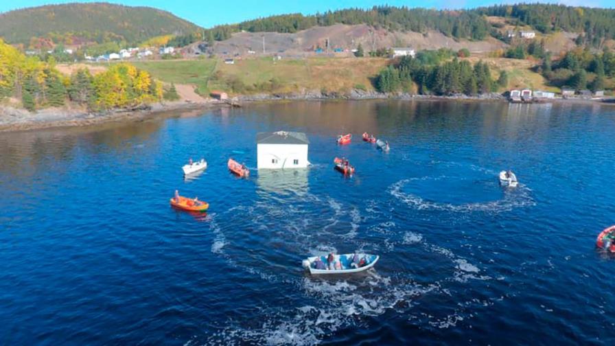 Una pareja transporta la casa de sus sueños sobre el mar y casi la pierde 