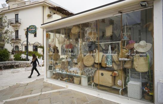 Balnearios desolados en inicio del verano en el Mediterráneo