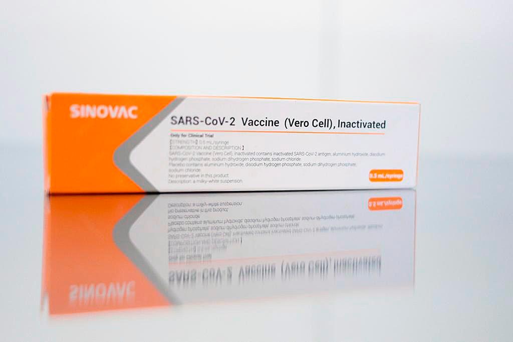 Fotografía cedida por el Gobierno de Sao Paulo que muestra una vacuna contra el nuevo coronavirus desarrollada por el laboratorio chino Sinovac